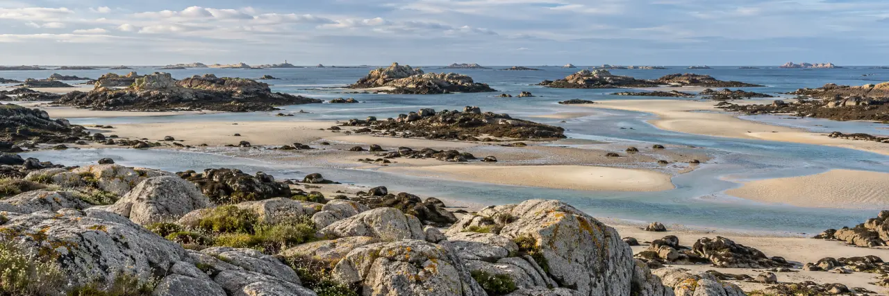 Île normande de Chausey avec ses rochers de granit et ses paysages de marée