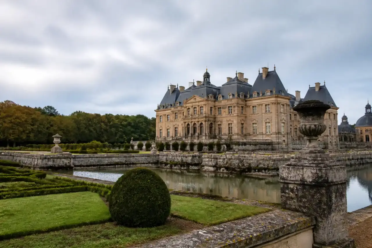 Les plus grands châteaux de France se comparent selon quatre mesures : palais, domaine, parc et forteresse